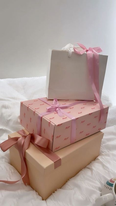 Pink Gift Box Ideas Birthday, Coquette Presents, Birthday Presents Aesthetic, Birthday Present Aesthetic, Aesthetic Presents, Gift Idea Aesthetic, Girly Christmas Gifts, The Best Aesthetic, Girly Christmas