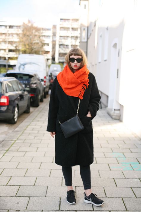 www.amazedmag.de Orange Scarf Outfit, Sandro Bag, Orange Outfits, Minimalist Moda, Acne Studios Jeans, Minimalist Fashion Women, Orange Scarf, Scarf Outfit, Orange Outfit