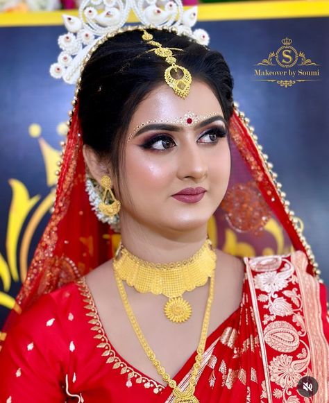 Bengali Bridal Hairstyle, Bengali Bride Kolka Design, Bengali Bride Hairstyle, Bridal Kolka Design, Bengali Bridal Look, Kolkata Wedding, Marriage Makeup, Wedding Guest Makeup, Round Face Makeup