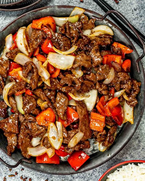 This Black Pepper Beef has tender steak strips and crisp veggies in an incredibly delicious sauce and ready in just 30 minutes. #blackpepperbeef #beef #chinesefood #takeoutfakeout #recipe Pepper Beef Recipe, Pepper Steak With Onions, Peper Steak, Pepper Steak And Onions, Steak With Onions, Budget Dinners, Chinese Pepper Steak, Black Pepper Beef, Pepper Beef