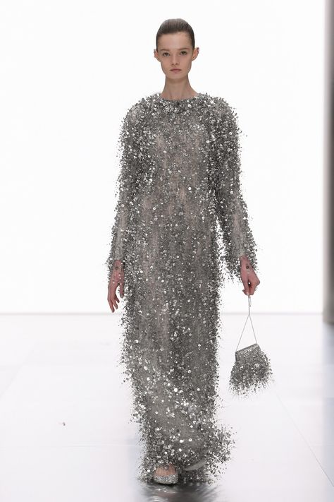 Glitter Runway Fashion, Silver Haute Couture Gowns, Fendi Ss24, Fendi Spring 2023 Couture, Grey Dress Runway, Fendi Couture, Fendi Runway, Couture 2024, Fendi Fashion