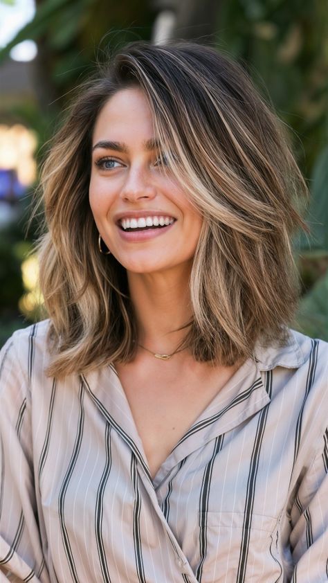 Short Hair Ombre Brunette, Medium Length Balayage Hair, Balayage Shoulder Length Hair, Shoulder Length Balayage, Shoulder Length Hair Balayage, Subtle Blonde Highlights, Hair Play, Blond Ombre, Blonde Tips