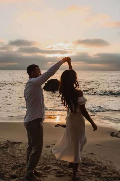 Shooting Photo Couple, Engagement Photo Shoot Beach, Engagement Pictures Beach, Couples Beach Photography, Couple Beach Pictures, Wedding Fotos, Couple Beach Photos, Beach Photo Session, Beach Engagement Photoshoot