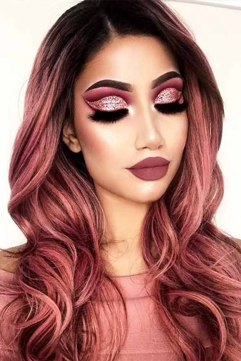 21 Breathtaking Rose Gold Hair Ideas You Will Fall in Love With Instantly ★ Dark Shades of Rose Gold Hair Picture 2 ★ See more: http://glaminati.com/rose-gold-hair/ #rosegoldhair #rosegoldhairstyle Rose Gold Hair Balayage, Rose Gold Hair Brunette, Balayage Dark, Gold Hair Colors, Hair Color Rose Gold, Makijaż Smokey Eye, Super Hair, Dark Rose, Hair Balayage