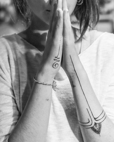 Unalome Tattoo Ideas, Tattoo Yoga, Lines Tattoo, Yoga Tattoos, Unalome Tattoo, Om Tattoo, Spiritual Tattoos, Hand Tattoo, Symbolic Tattoos