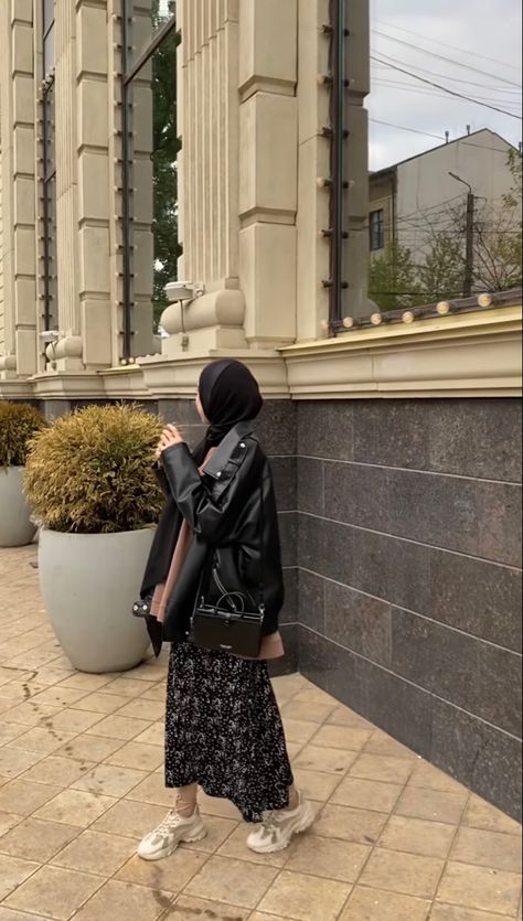 Leather Jacket Hijab Outfit, Leather Jacket Outfit Hijab, Best Designer Suits, Gangsta Girl Style, Fish Tank Design, Simple Hijab, Street Hijab Fashion, Pink Tumblr Aesthetic, Muslim Outfits Casual