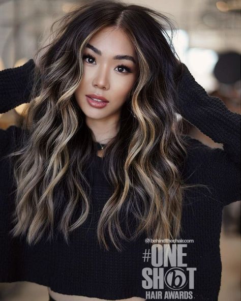 The Money Piece Is Still Trending! Get Inspiration From The Brightest Money Pieces In Time For Summer 2018 Hairstyles, Black Hair Balayage, Brunette Hair With Highlights, Money Piece, Dark Hair With Highlights, Brunette Balayage Hair, Brown Hair Balayage, Shot Hair Styles, Brown Blonde Hair