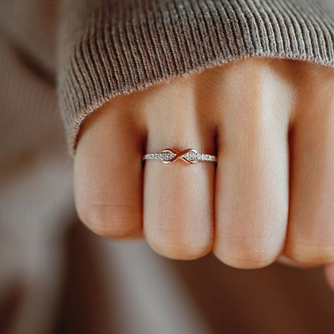 Our beautiful Infinity Ring is the perfect way to express your everlasting love and encouragement to your beautiful daughter. It represents the infinite love between a mother and daughter. Gift your daughter this ring and remind her that you will always connect no matter the distance. *Heart Warming Message Card and Jewelry Box Included* Our rings are not only adorable and durable, they are also Nickel-free, Lead-free, Cadmium-free and hypoallergenic. Carefully handcrafted from S925 Sterling Sil Daniel Wellington Rose Gold, Heart Infinity Ring, Modern Gold Jewelry, Infinite Love, Infinity Jewelry, Infinity Heart, Heart Warming, Infinity Ring, Endless Love