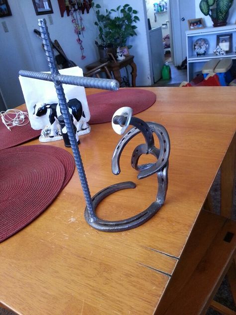 Newest one I made. Horseshoe cowboy, praying cowboy. Art Fer, Horseshoe Crafts Projects, Cool Welding Projects, Welding Crafts, Horseshoe Projects, Western Crafts, Horseshoe Decor, Horseshoe Crafts, Welding Art Projects