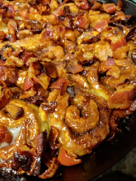 Bacon Dessert Recipes, Maple Bacon Cinnamon Rolls, Bacon Cinnamon Rolls, Cinnamon Roll Recipes, Bacon Desserts, Bacon Brunch, Famous Recipes, Rolls Homemade, Sticky Buns Recipes