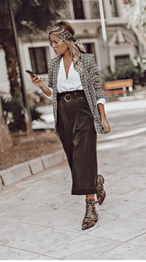 Outfits To Go Out At Night, Mode Over 50, Trouser Outfits, Looks Street Style, 가을 패션, Mode Vintage, Looks Style, Mode Inspiration, High Waisted Trousers