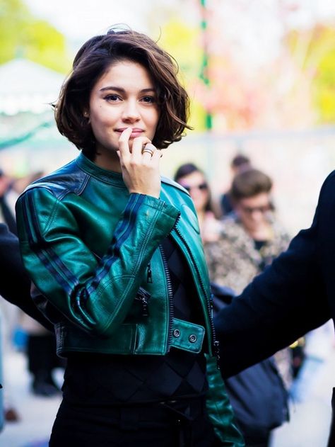 These jewel tones make the cropped jacket silhouette all the more of a standout. Cropped Jacket Street Style, Cropped Jackets, Winter Leather Jackets, Street Style 2016, Blogger Street Style, Cropped Leather Jacket, Trend Report, Street Look, Street Style Chic