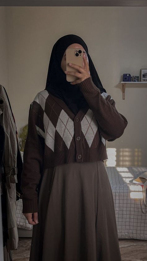 Light Academia Hijab Outfit, Hijabi Academia Aesthetic, Vintage Hijabi Outfits, Modest Sweater Outfits, Long Skirt Outfits Modest, Hijabi Skirt Outfits, Christian Desktop Wallpaper Aesthetic, Christian Desktop Wallpaper, Muslimah Fashion Casual