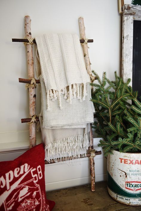 DIY Blanket ladder - See how to make this blanket ladder out of birch logs that you can find right at your craft store. So simple to make! Diy Nature Decor, Birch Crafts, Birch Tree Decor, Birch Craft, Tree Branch Decor, Birch Logs, Diy Blanket Ladder, Rustic Crafts, Blanket Ladder