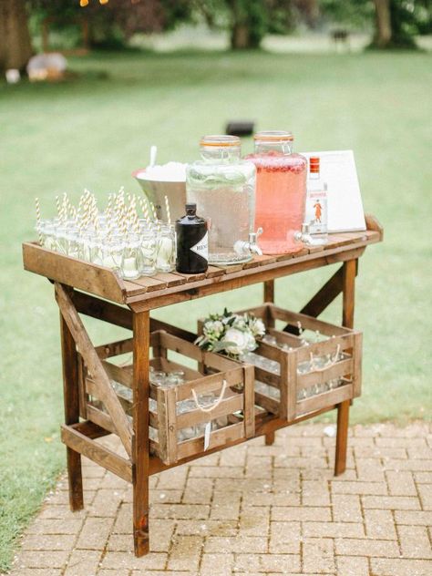 Wedding Ceremony Drink Station, Wedding Cocktail Bar, Wedding Drink Bar, Drink Stations, Wedding Drink Station, Deco Champetre, Gold Color Scheme, Travel Theme Wedding, Spring Wedding Inspiration