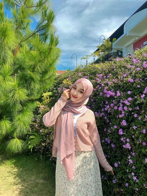 Outfit Hijab Pantai Simple, Ootd Hijab Cardigan, Pink Pastel Outfit, Pink Hijab, Aesthetic Hijab, Rok Outfit, Outfit Cardigan, Island Outfit, Outfit Simple