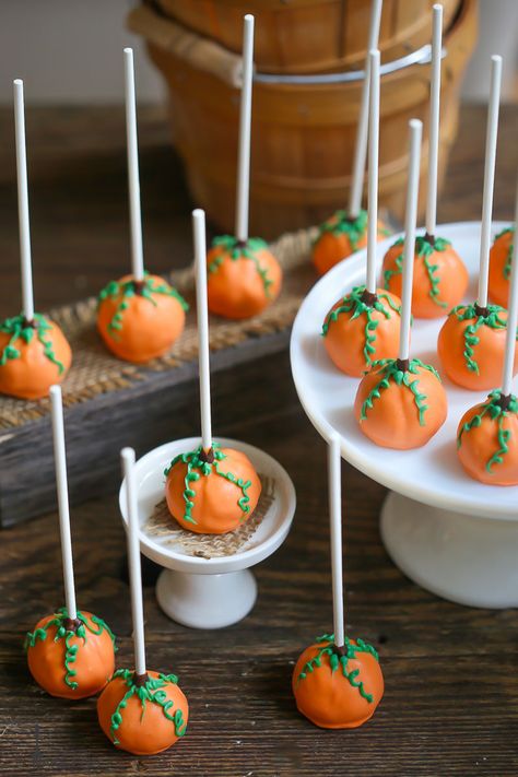 Pumpkin Cake Pops Pumpkin Cake Pops, Postres Halloween, Apple Smoothie, Pumpkin Treats, Buckwheat Cake, Halloween Cake Pops, Thanksgiving Cakes, Crumble Cake, Cake Pop Recipe