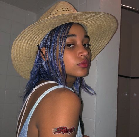 Pastel Hair Colors, Periwinkle Hair, Blue Braids, Hair Colors To Try, Amandla Stenberg, Hair Color Pastel, Afro Textured Hair, Pink Skin, Pastel Hair