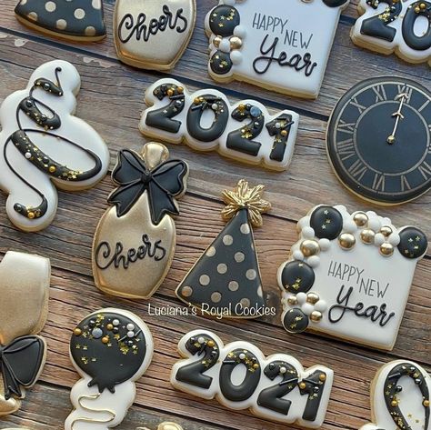 Talented Cookiers on Instagram: “Happy new year ! • @lucianasroyalcookies Happy New Year! 🥂🎉 . . . . . . . . . . . . . . . . . #decoratedcookies #customcookies…” Purse Bingo, New Years Eve Dessert, No Bake Sugar Cookies, Sugar Cookie Cakes, New Years Cookies, Sugar Cookie Royal Icing, New Year's Cake, Winter Cake, Sugar Cookie Designs