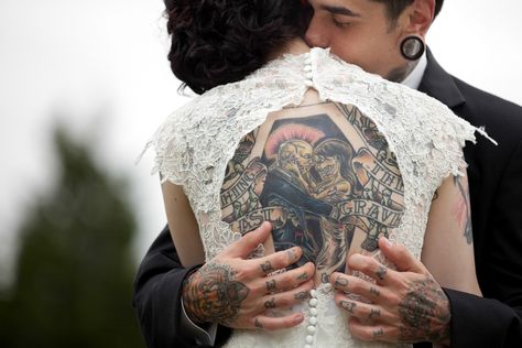 19 novias que supieron sacar partido a sus tatuajes el d�a de su boda (FOTOS) Tattooed Brides, Couple Tattoos Love, Rockabilly Wedding, Music Girl, Brides With Tattoos, Rock Wedding, Goth Wedding, Wedding Tattoos, Wedding Goals