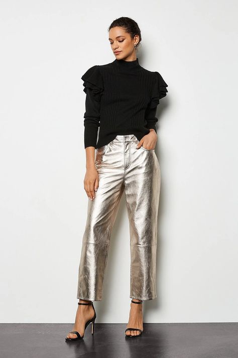 Metallic Trousers Outfit, Gold Pants Outfit, Winter Outfits Jeans, Metallic Pants Outfit, Metallic Outfit, Silver Trousers, Metallic Trousers, New Years Eve Looks, Gold Jeans