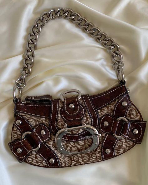 Vintage guess rare monogram brown shoulder bag with metal strap is already available for purchase 🏹 Fall Outfits Red, Vintage Prada Bag, Nails Back To School, Y2k Bags, Guess Shoulder Bag, Vintage Designer Bags, Bags Prada, Back To School Nails, Fall Bags