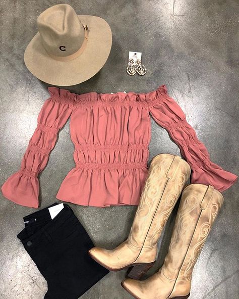 Cute Cowgirl Outfits Rodeo, Cowgirl Outfits Rodeo, Rodeo Skirt, Quince Outfits, Fair Fits, Hoedown Party, Jaripeo Outfits, Western Boot Outfit, Rodeo Houston