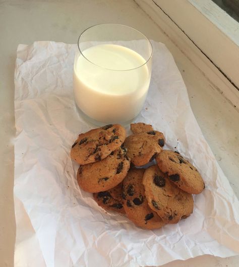 Cookies And Milk Aesthetic, Milk And Cookies Aesthetic, Milk Aesthetic, Cookies Aesthetic, Cookies And Milk, Good Morning Breakfast, Milk And Cookies, Small Meals, Food Obsession