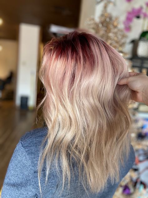 Maroon Roots Blonde Hair, Burgundy Shadow Root, Blonde With Red Roots, Blonde Hair Red Roots, Red Roots Brown Hair, Red Roots Blonde Hair Balayage, Red Shadow Root Blonde, Maroon And Blonde Hair, Red Shadow Root