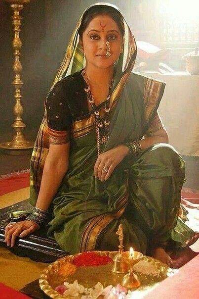 Nauvari Saree, Indian Women Painting, Indian Photoshoot, Indian Paintings, Indian Art Paintings, Photography Women, Rare Photos, Woman Painting, India Beauty