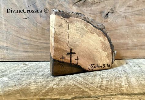 Wood Burning Cross Ideas, Christian Wood Crafts, Wood Crosses Ideas, Cross Projects, Wood Crosses Diy, Wooden Cross Crafts, Rustic Wood Cross, Tre Kunst, Barn Wood Crafts