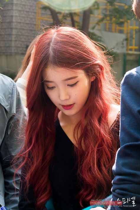 The nation's female artist of the year IU is currently looking as beautiful as ever in her jet black hair. Koreaboo presents a compilation of 5 different hair colors IU has effortlessly pulled off! Brown Hair Korean, Auburn Hair Dye, Iu Kpop, Hair Korean, Red Hairstyles, Which Hair Colour, Red Hair With Highlights, Iu Hair, Korean Hair Color