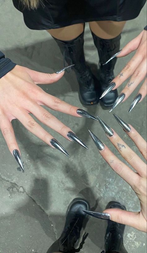 Coquette Stiletto Nails, Black Nail Designs Stiletto, Punk Nail Designs, Goth Nails Grunge, Asterin Blackbeak, Stiletto Nails Black, Black Stiletto Nails, Nail Types, Sharp Nails