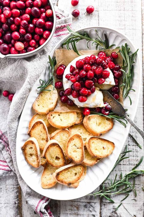 Baked Brie with Maple Roasted Cranberries is an easy holiday appetizer, and it's so darned pretty! #appetizer #cheese #Thanksgiving #Christmas #bakedbrie #cranberries #maple #easyappetizer Brie Cranberry Dip, Brie Dip Appetizer, Paleo Thanksgiving Appetizers, Roasted Cranberries, Holiday Brie, Easy Thanksgiving Appetizer, Baguette Appetizer, Baked Brie Cranberry, Brie Cheese Appetizer