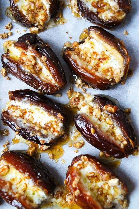 Filled Dates Dessert Recipes, Marscapone Stuffed Dates, Roasted Stuffed Dates, Fall Tapas, Sweet Fingerfood Desserts, Stuffed Dates Recipes Appetizers, Wine Tasting Snacks, Snacks For Wine, Baked Dates