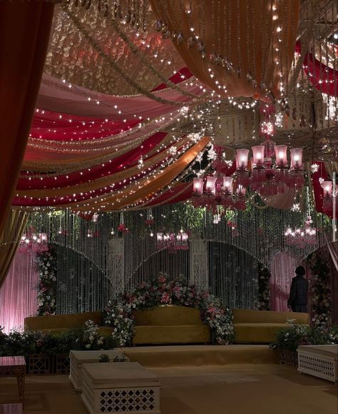 Mendhi Wedding Decor, Desi Wedding Decorations, Indian Wedding Astethic, Indian Desi Wedding Aesthetic, Modern Desi Wedding, Desi Wedding Venue Aesthetic, Baraat Aesthetic, Pastel Desi Wedding, Pakistan Wedding Aesthetic