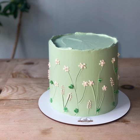 Light Green Cake With Flowers, Green Flower Cake Aesthetic, Green Theme Birthday Cake, Green Cake With Flowers, Simple Green Cake, Green Theme Cake, Green Buttercream Cake, Pastel Green Cake, Green Flower Cake