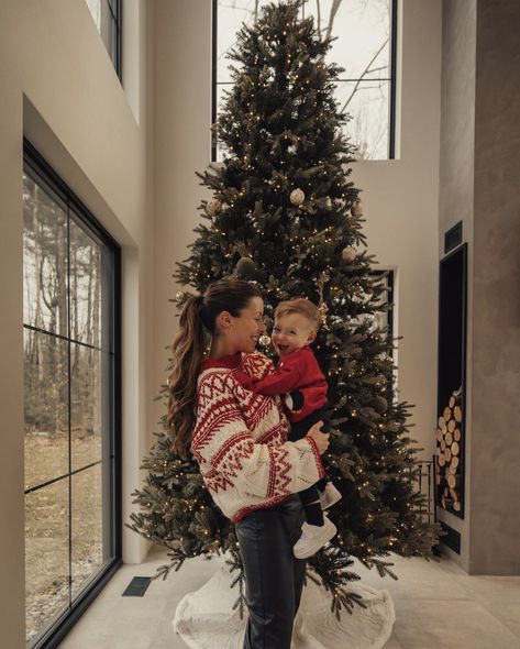 Aesthetic Christmas Family, Diy Christmas Photoshoot Mom And Son, Mom And Toddler Christmas Photos, Mom And Son Photo Ideas Christmas, Christmas Outfits Aesthetic Family, Christmas Mom And Son Pictures, Mom And Baby Christmas Pictures, Christmas Family Aesthetic, Christmas Aesthetic Family