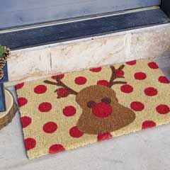 Coir Rugs, Painted Door Mat, Reindeer Door, Cute Door Mats, Doormat Ideas, Christmas Door Mat, Olive And Cocoa, Diy Doormat, Diy Christmas Door