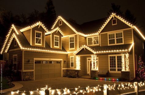 Outdoor Christmas Lights Ideas For The Roof Roof Christmas Lights, Outdoor Xmas Lights, Outdoor Christmas Light Displays, Projector Outdoor, Kitchen Outside, Exterior Christmas Lights, Christmas Lights Outside, C9 Christmas Lights, White Christmas Lights