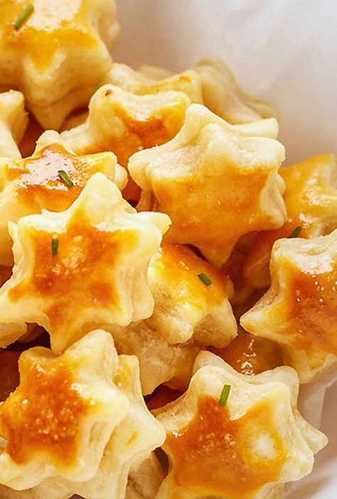 Christmas Appetizer Recipes: 32 Easy Christmas Appetizers Recipes — Eatwell101 Cheesy Puff Pastry, Super Easy Appetizers, Christmas Appetizers Easy, Christmas Recipes Appetizers, Puff Pastry Recipes, Long Drink, Holiday Appetizers, Christmas Appetizers, Pastry Recipes