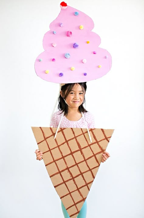 The Cutest Ice Cream Cardboard Costume for Kids. Easy DIY recycled Halloween costume for kids. Ice Cream Costume Kids, Ice Cream Costume, Diy Fantasia, Fancy Dress Costumes Kids, Recycled Costumes, Fancy Dress Ideas, Cardboard Costume, Fancy Dress Competition, Diy Costumes Kids