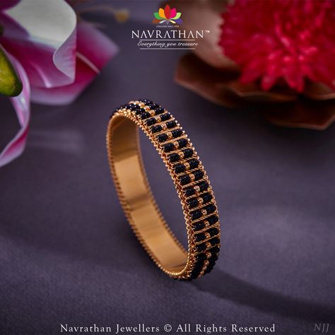 Karimani Bangle Designs, Indian Bangles Gold Design, Black Bangles, Tandoori Recipes, Black Ornaments, Heavy Jewellery, Mughal Jewelry, 22k Gold Bangles, Temple Jewellery Earrings