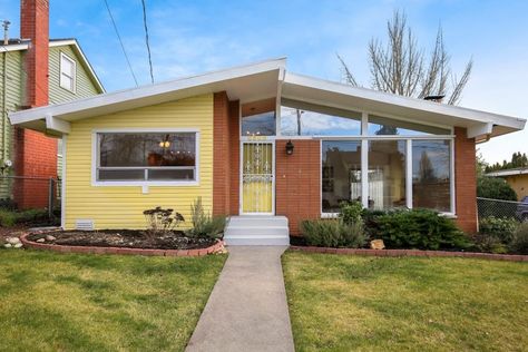 Mid Century Modern House Layout, 1960s Exterior House, Retro Modern House Exterior, 60s Exterior House, Mid Century Cottage Exterior, Mid Century Modern Bungalow Exterior, Small Mid Century Modern House, Mid Century Bungalow Exterior, Bloxburg Mid Century Modern