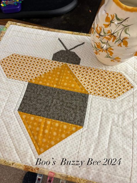 Beehive Quilt Block, Bee Quilt Pattern Free, Placemat Ideas, Bee Quilt, Quilting Designs Patterns, Spring Quilts, Bee Wall, Spring Pattern, Lori Holt