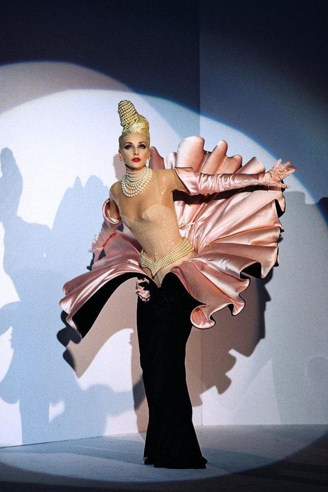 Mugler 1995, Mugler 90s, Star Trek Outfits, Blossoming Flower, Birth Of Venus, Runway Fashion Couture, Quoi Porter, Venus Dresses, Weird Fashion