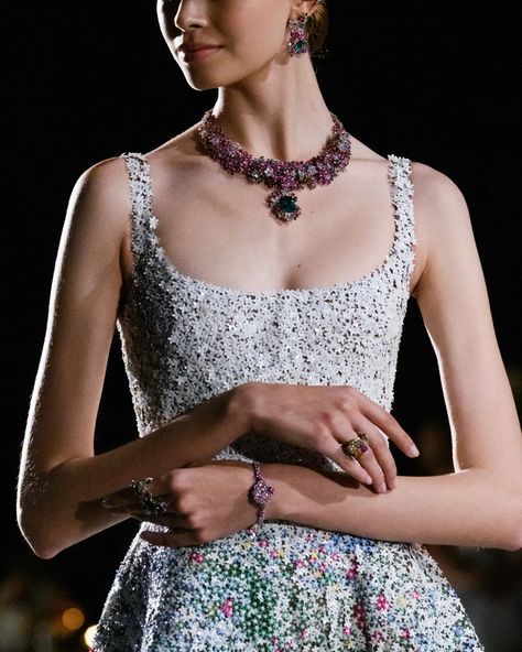 On Lake Como, Dior Unveils a “Couture Garden” | Vogue Dior High Jewelry, Dior Jewellery, Christian Dior 2023, Dior 2023, Transparent Clothing, Victoire De Castellane, Elizabeth Debicki, Beatrice Borromeo, The Bling Ring