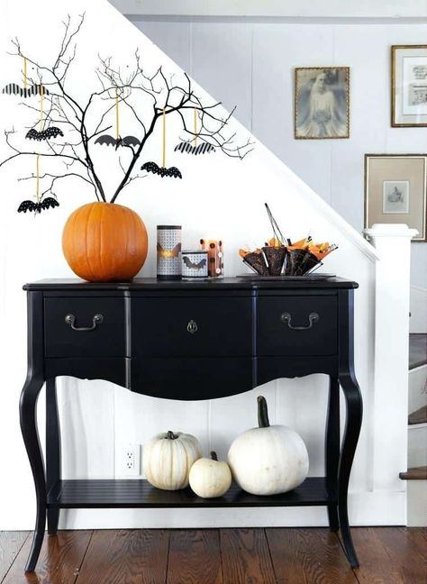 Halloween Entry Table, Décoration Table Halloween, Halloween Entryway, Halloween Chic, Table Halloween, Halloween Decor Diy, No Carve Pumpkin Decorating, Entry Table Decor, Dining Room Table Centerpieces