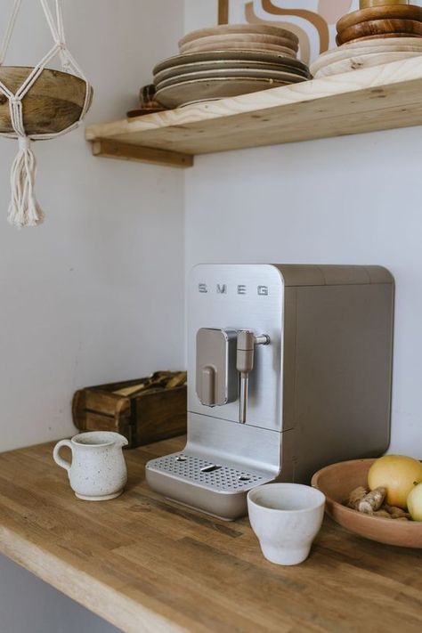 Smeg Coffee Machine, Farmhouse Coffee Bar Ideas, Cozy Coffee Nook, Smeg Coffee, Smeg Kitchen Appliances, Decor Tips And Tricks, Fancy Kitchen, Coffee Machine Kitchen, Smeg Kitchen