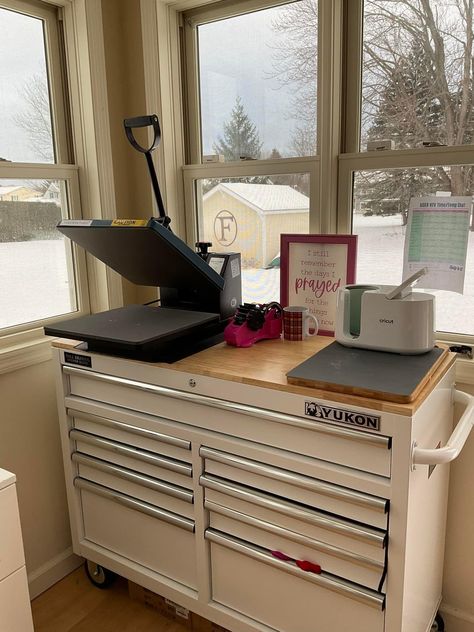 Cricut Work Bench, Heat Press Station, Heat Press Organization Ideas, Craft Room With Heat Press, Sublimation Office Ideas, Cricut Office, Screen Print Organization, T Shirt Business Office Organization, Heat Press Cart